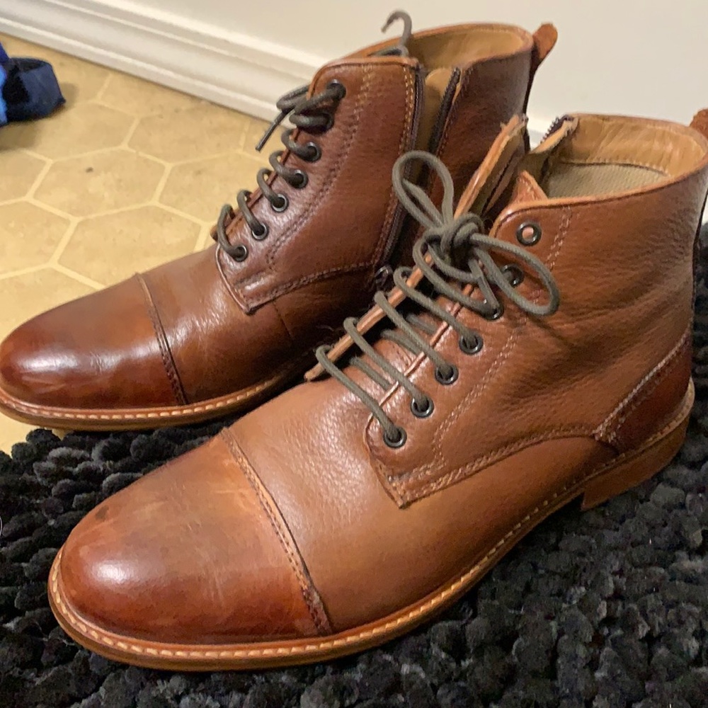 Like new men’s genuine leather cap toe boots. Worn twice. Size 9